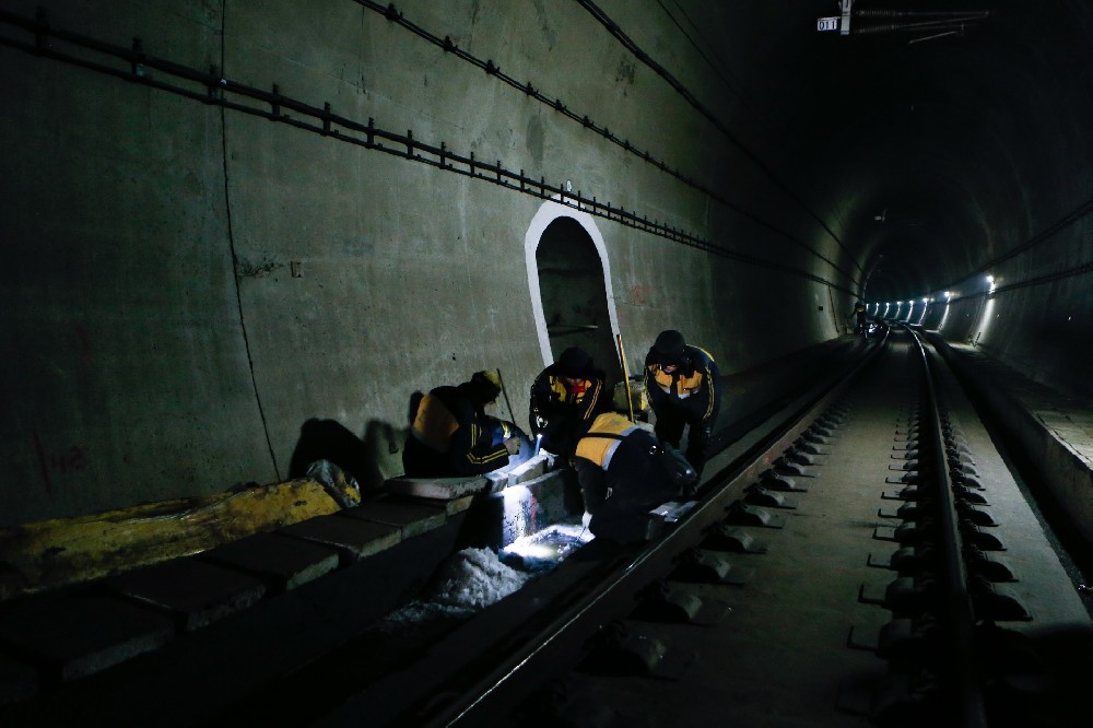 凤冈铁路运营隧道病害现状